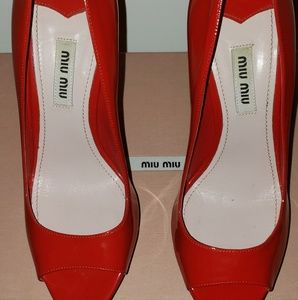 Gorgeous RED HOTTpatent leather heels.